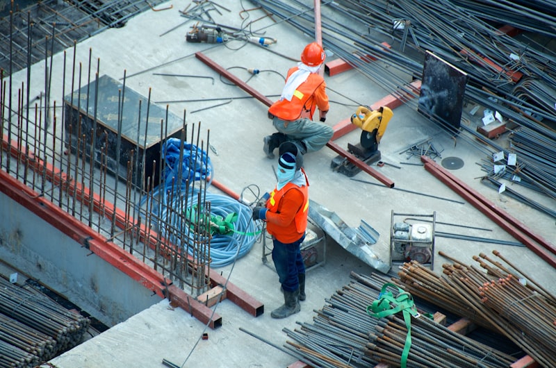 Baustelle mit Arbeitern — der Ort, an dem PDF-Pläne täglich gebraucht werden